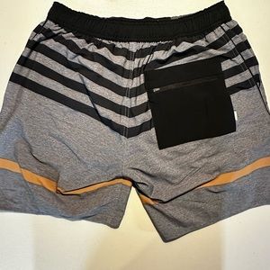 Vuori grey, black & yellow stripe trail runner lined men’s shorts - size MEDIUM